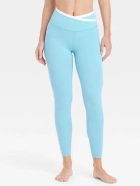 ✨NWT~All In Motion 7/8 Leggings✨